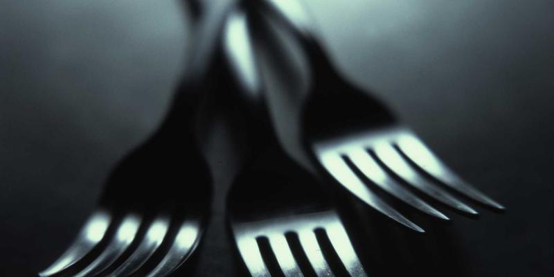 从嬉皮花园到现代衣橱：解码1970年代花卉力量与吉普赛风的田园穿搭复兴