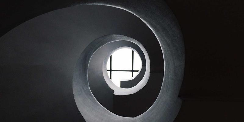 从舞台到衣橱：华丽摇滚的颠覆美学如何重塑当代时尚基因