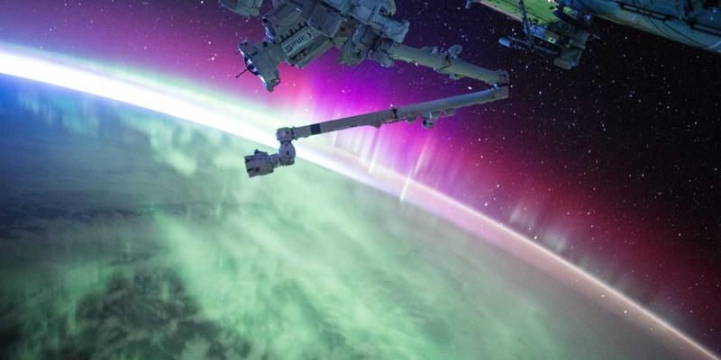 复古泳装百年演变：从经典连体到可持续比基尼，如何用复古元素定义现代海滩时尚