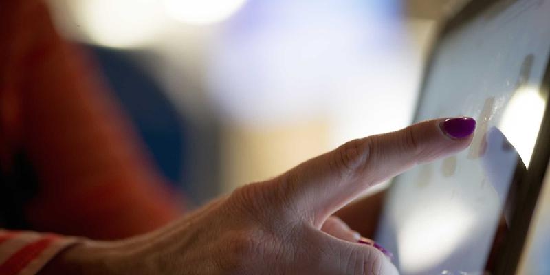 祖母衣橱变宝库！3大复古时尚法则，把“老物件”穿出高级绿色时髦感